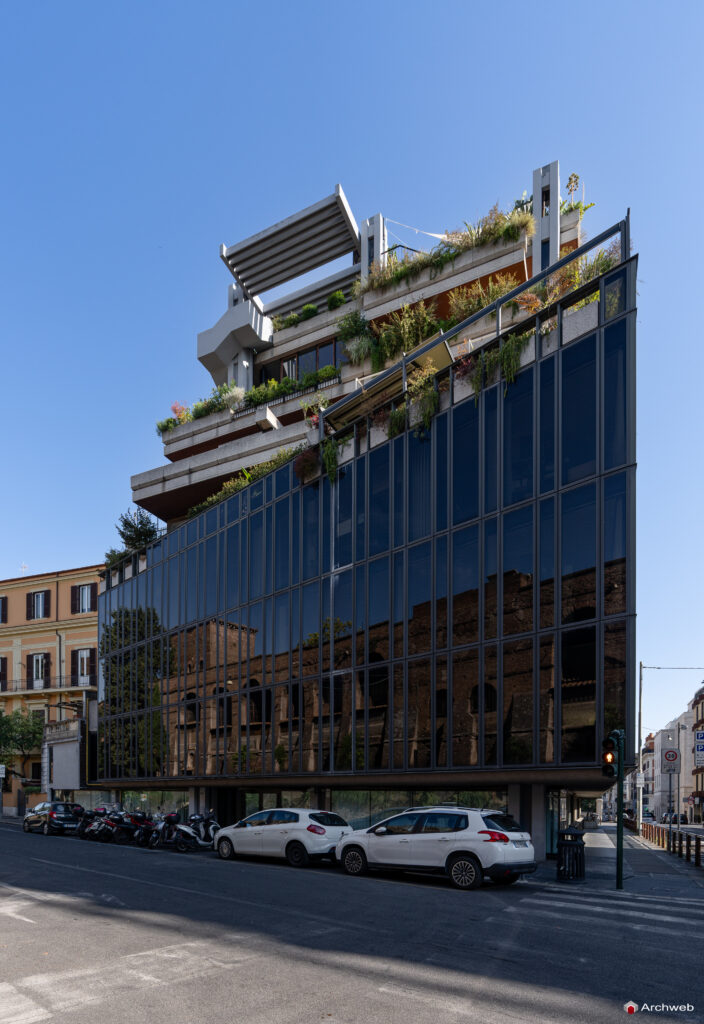 Edificio polifunzionale di Via Campania a Roma. Progetto Studio Passarelli. Fotografie © Archweb.com