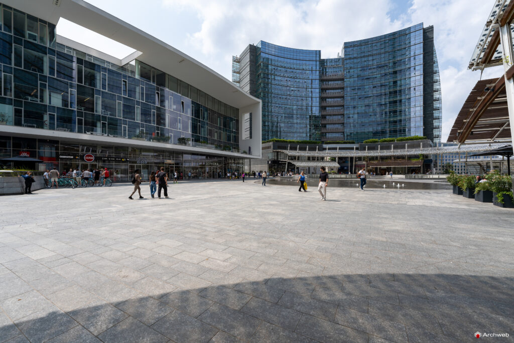 Piazza Gae Aulenti a Milano. Fotografie © M.S. Archweb.com