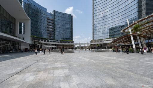 Piazza Gae Aulenti a Milano. Fotografie © M.S. Archweb.com