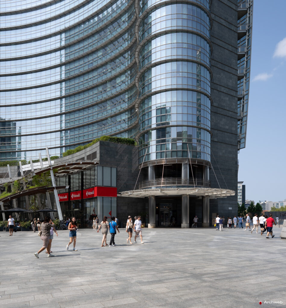 Piazza Gae Aulenti a Milano. Fotografie © M.S. Archweb.com
