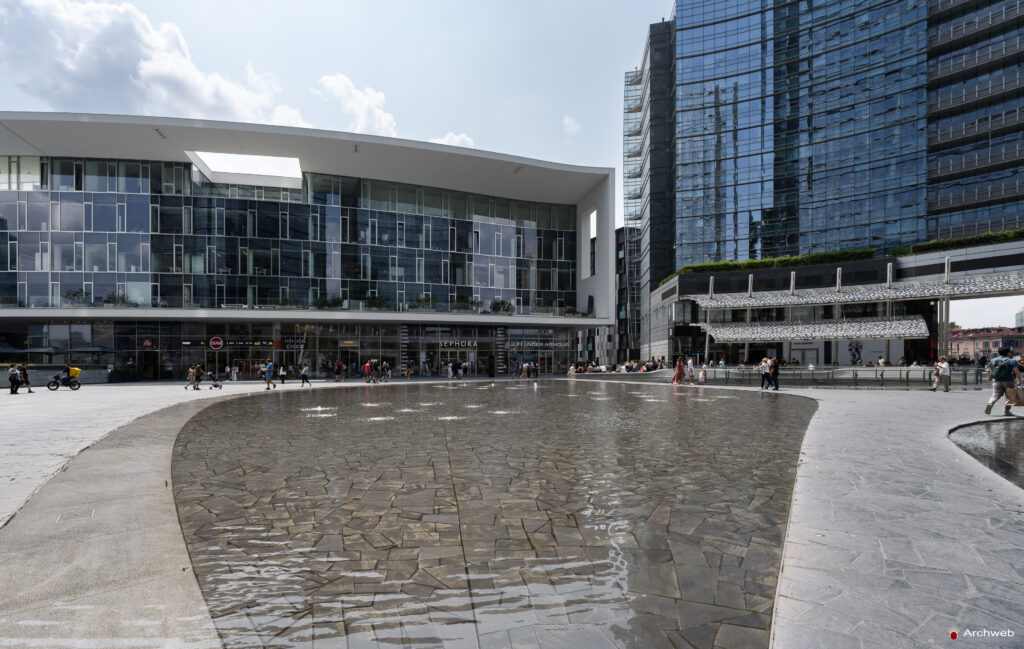 Piazza Gae Aulenti a Milano. Fotografie © M.S. Archweb.com