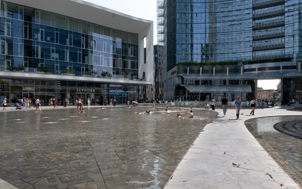Piazza Gae Aulenti a Milano. Fotografie © M.S. Archweb.com