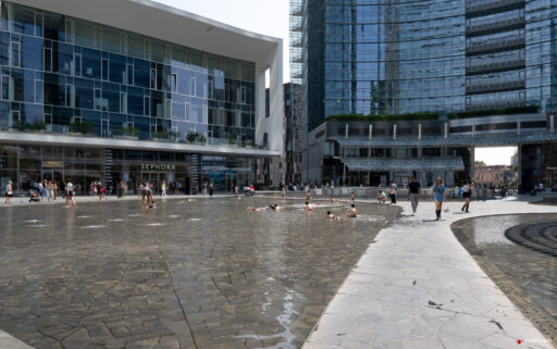Piazza Gae Aulenti a Milano. Fotografie © M.S. Archweb.com