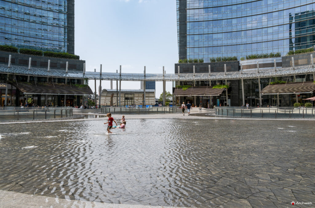 Piazza Gae Aulenti a Milano. Fotografie © M.S. Archweb.com