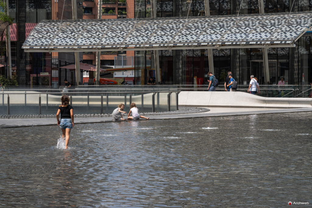 Piazza Gae Aulenti a Milano. Fotografie © M.S. Archweb.com