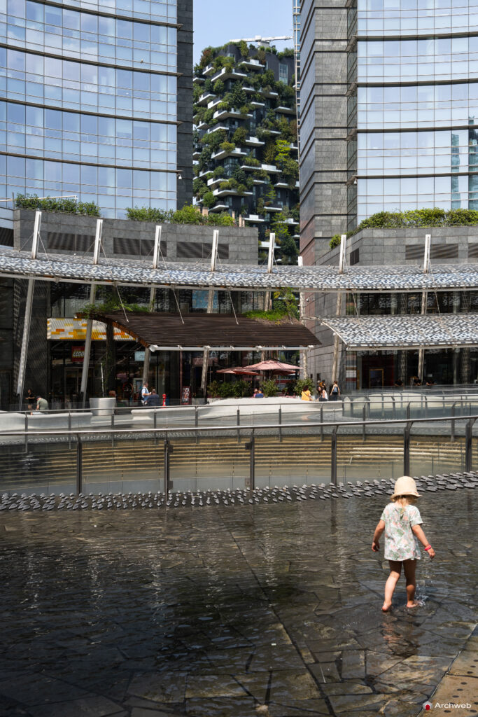 Piazza Gae Aulenti a Milano. Fotografie © M.S. Archweb.com
