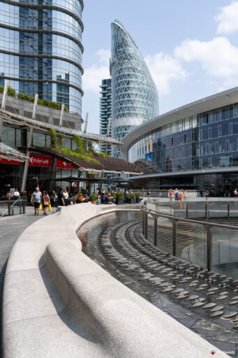 Piazza Gae Aulenti a Milano. Fotografie © M.S. Archweb.com