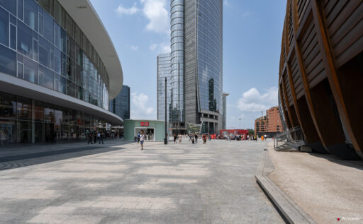 Piazza Gae Aulenti a Milano. Fotografie © M.S. Archweb.com
