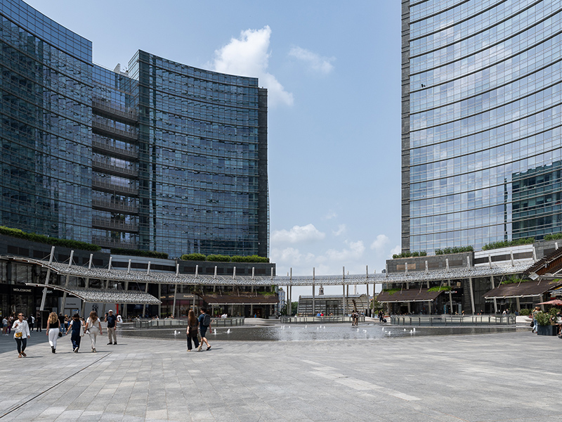 Piazza Gae Aulenti a Milano. Fotografie © M.S. Archweb.com