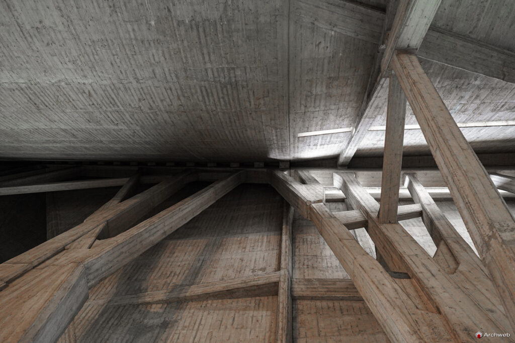 Chiesa dell'autostrada del sole. Interno 02 © Archweb.com