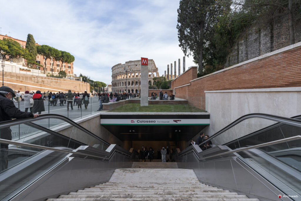 Metro C - Colosseo - Fori Imperiali. Fotografie © Archweb.com