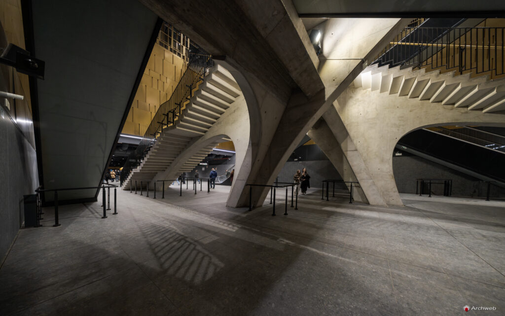 Metro C - Colosseo - Fori Imperiali. Fotografie © Archweb.com