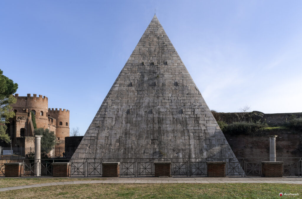 Piramide Cestia a Roma. Piramide in stile egizio costruita come tomba di Caio Cestio