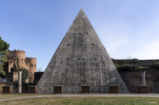 Piramide Cestia a Roma. Piramide in stile egizio costruita come tomba di Caio Cestio