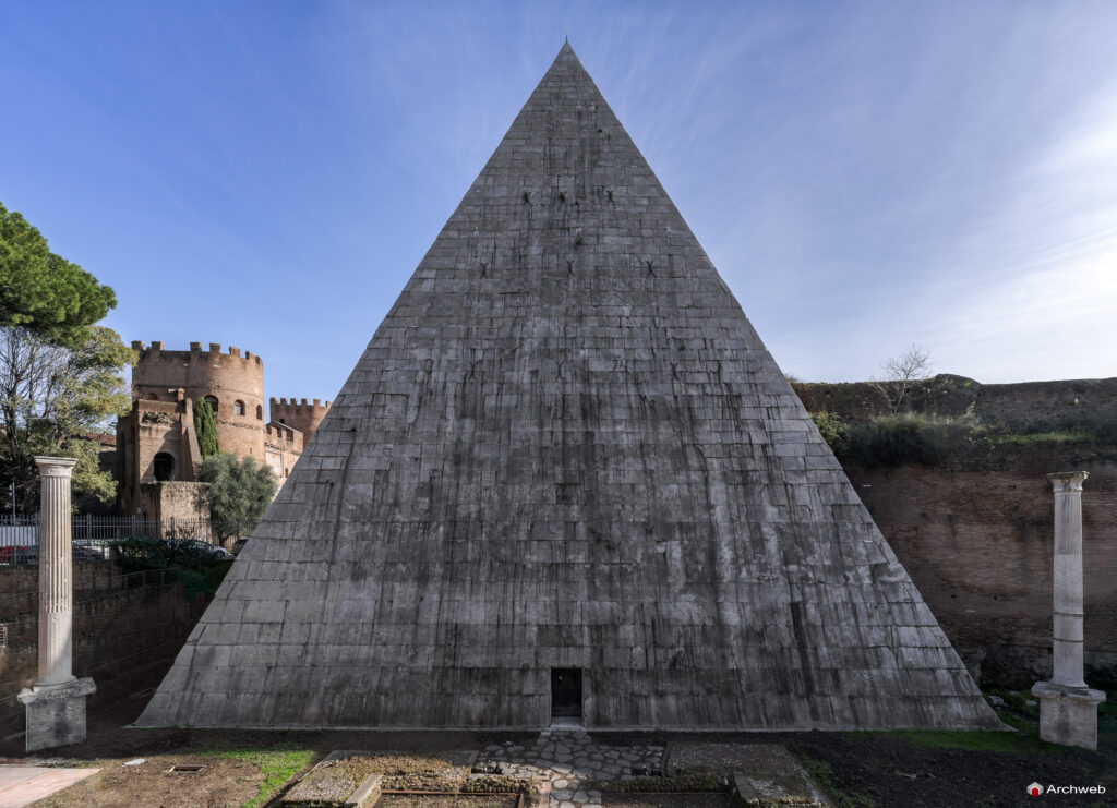 Piramide Cestia a Roma. Piramide in stile egizio costruita come tomba di Caio Cestio