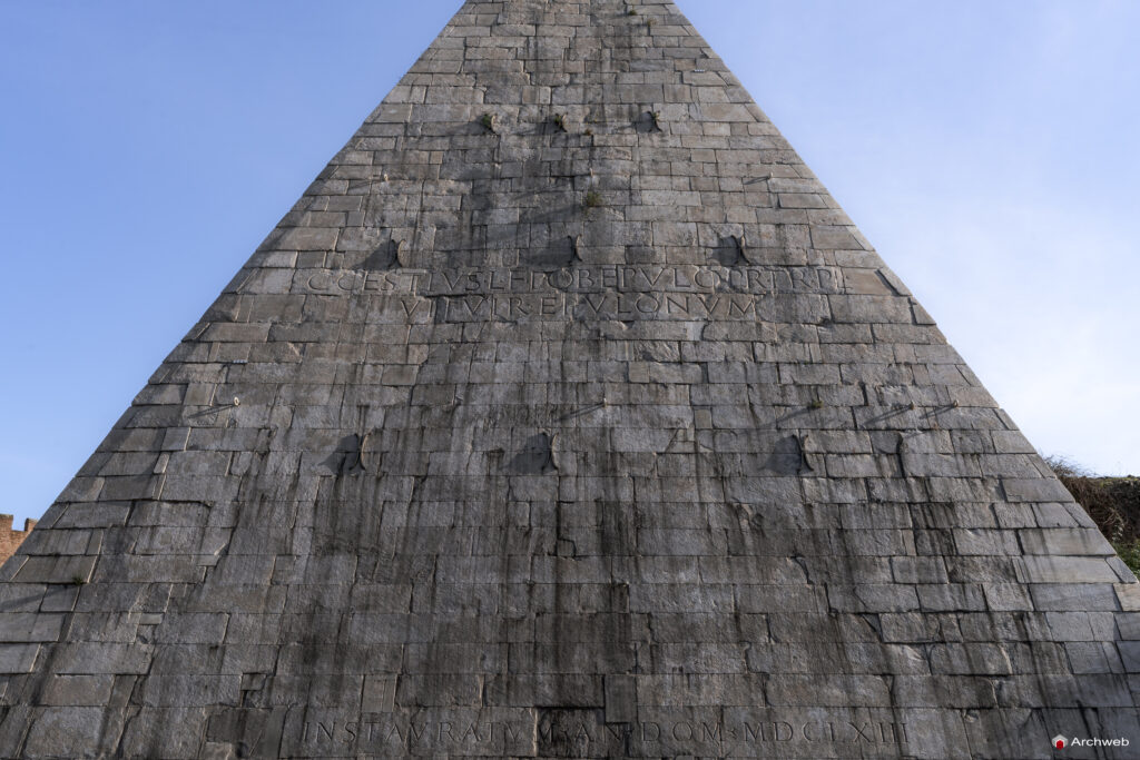 Piramide Cestia a Roma. Piramide in stile egizio costruita come tomba di Caio Cestio