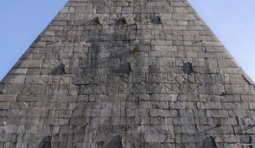 Piramide Cestia a Roma. Piramide in stile egizio costruita come tomba di Caio Cestio