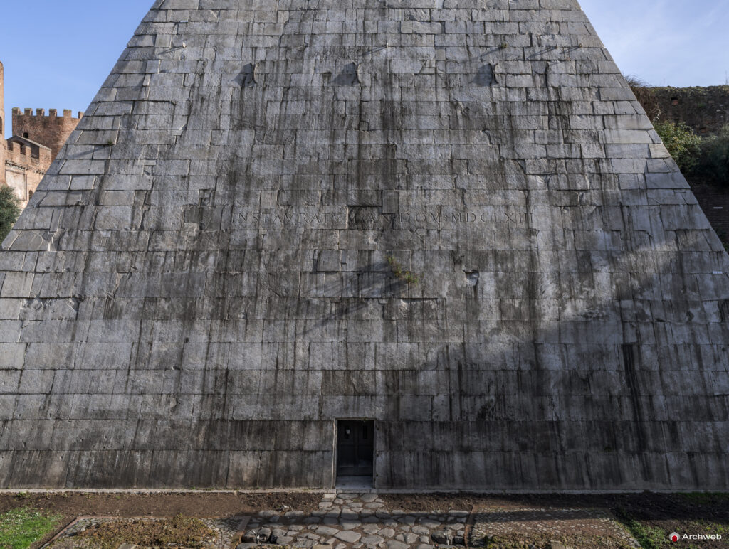 Piramide Cestia a Roma. Piramide in stile egizio costruita come tomba di Caio Cestio