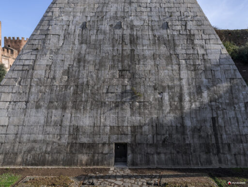 Piramide Cestia a Roma. Piramide in stile egizio costruita come tomba di Caio Cestio