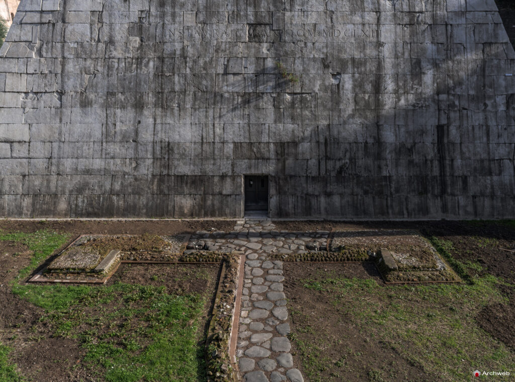 Piramide Cestia a Roma. Piramide in stile egizio costruita come tomba di Caio Cestio