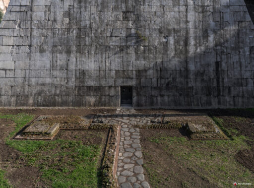 Piramide Cestia a Roma. Piramide in stile egizio costruita come tomba di Caio Cestio