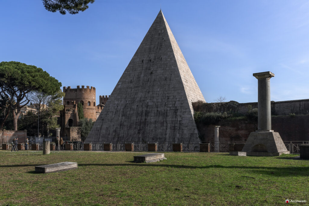 Piramide Cestia a Roma. Piramide in stile egizio costruita come tomba di Caio Cestio
