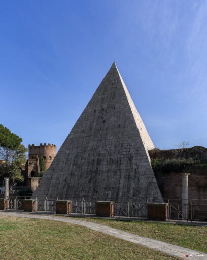 Piramide Cestia a Roma. Piramide in stile egizio costruita come tomba di Caio Cestio