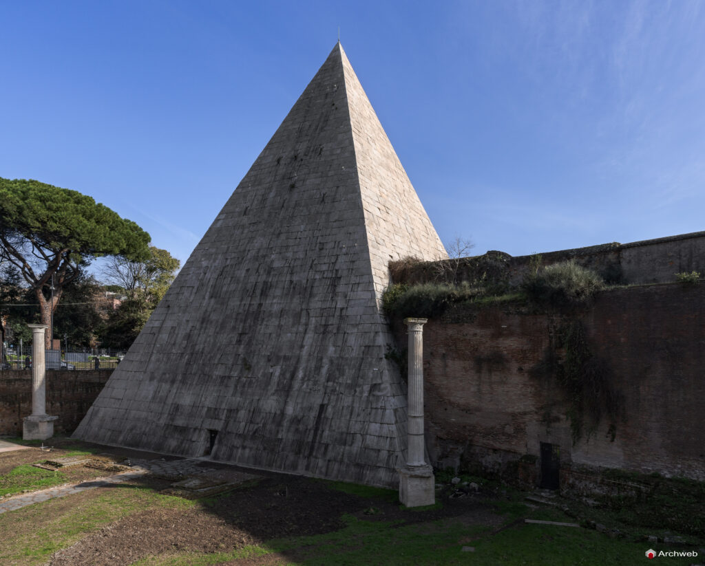 Piramide Cestia a Roma. Piramide in stile egizio costruita come tomba di Caio Cestio
