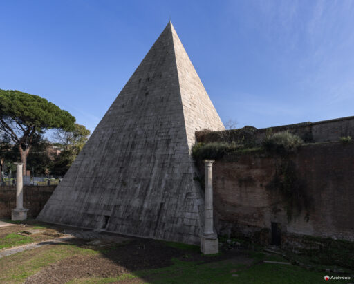 Piramide Cestia a Roma. Piramide in stile egizio costruita come tomba di Caio Cestio