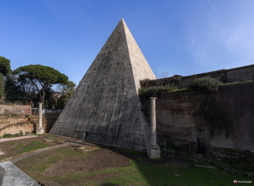 Piramide Cestia a Roma. Piramide in stile egizio costruita come tomba di Caio Cestio