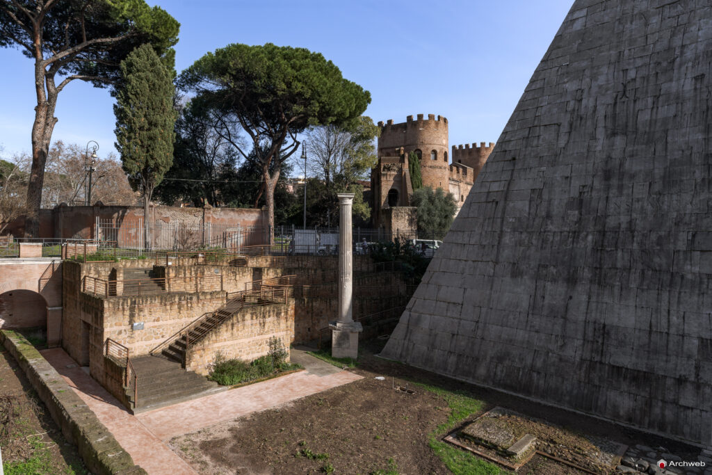 Piramide Cestia a Roma. Piramide in stile egizio costruita come tomba di Caio Cestio