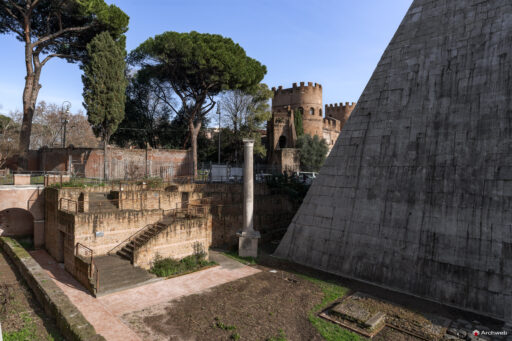 Piramide Cestia a Roma. Piramide in stile egizio costruita come tomba di Caio Cestio