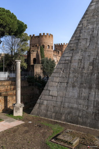 Piramide Cestia a Roma. Piramide in stile egizio costruita come tomba di Caio Cestio