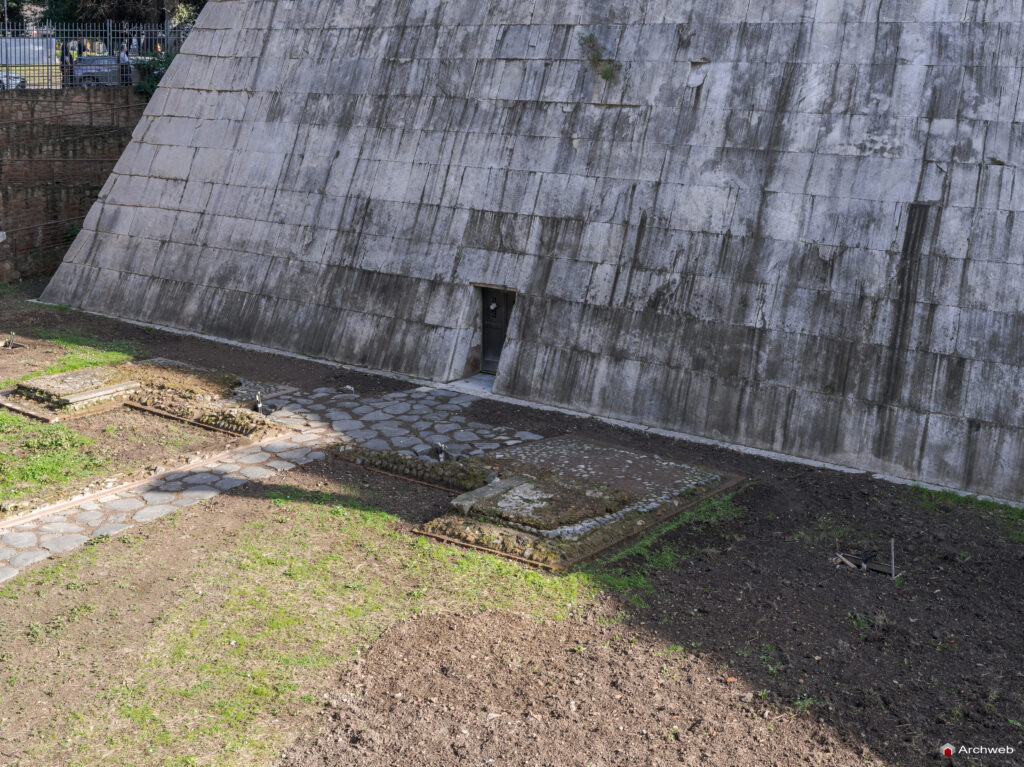 Piramide Cestia a Roma. Piramide in stile egizio costruita come tomba di Caio Cestio