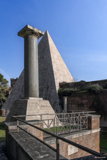 Piramide Cestia a Roma. Piramide in stile egizio costruita come tomba di Caio Cestio
