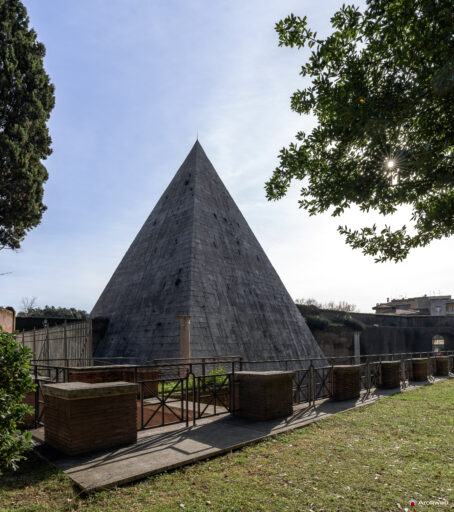 Piramide Cestia a Roma. Piramide in stile egizio costruita come tomba di Caio Cestio