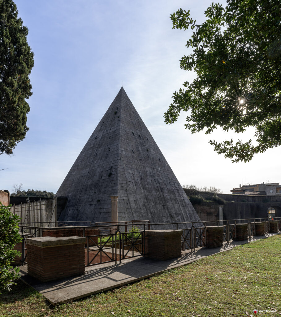Piramide Cestia a Roma. Piramide in stile egizio costruita come tomba di Caio Cestio