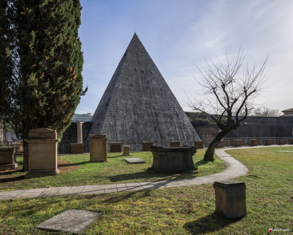 Piramide Cestia a Roma. Piramide in stile egizio costruita come tomba di Caio Cestio