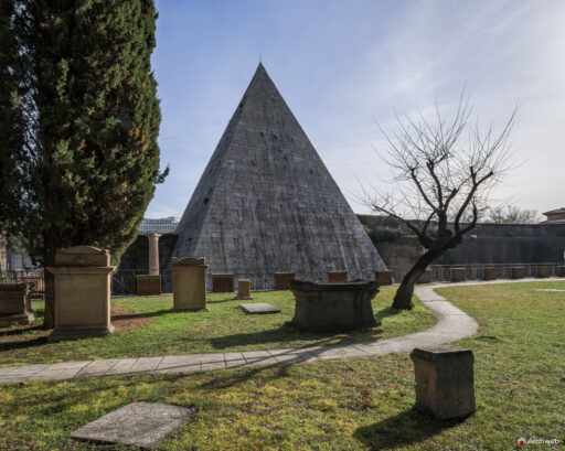 Piramide Cestia a Roma. Piramide in stile egizio costruita come tomba di Caio Cestio