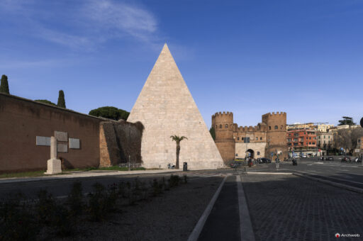 Piramide Cestia a Roma. Piramide in stile egizio costruita come tomba di Caio Cestio