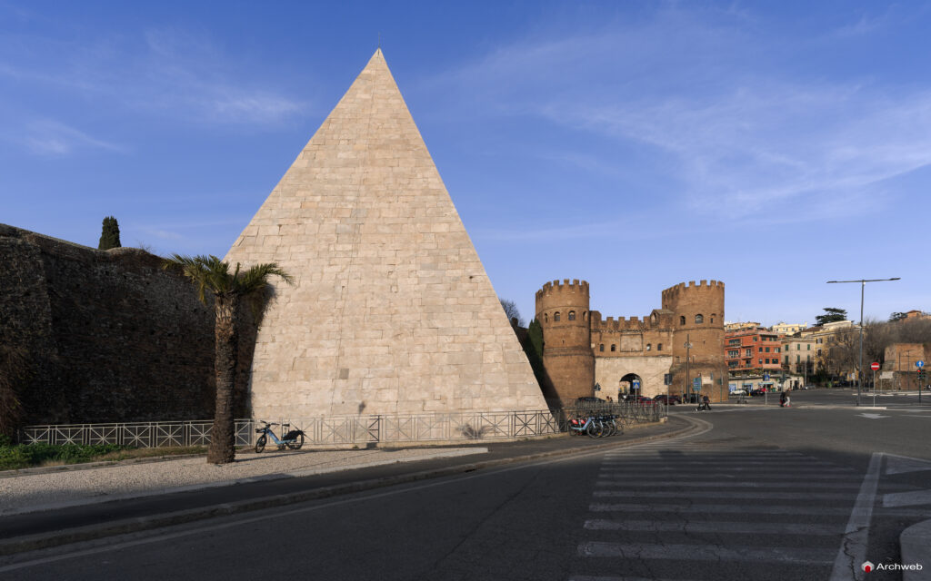 Piramide Cestia a Roma. Piramide in stile egizio costruita come tomba di Caio Cestio