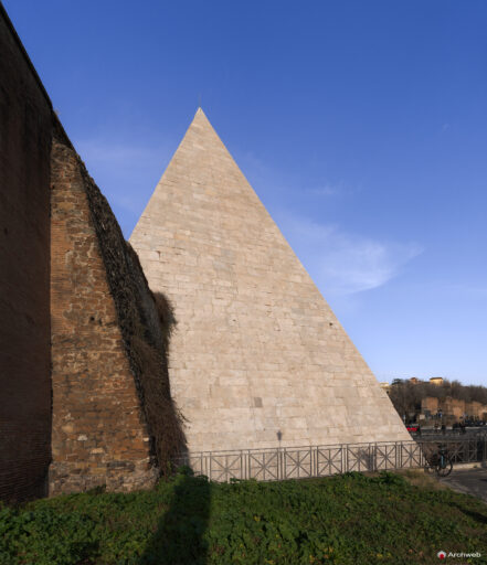 Piramide Cestia a Roma. Piramide in stile egizio costruita come tomba di Caio Cestio