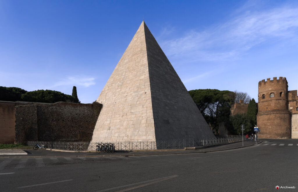 Piramide Cestia a Roma. Piramide in stile egizio costruita come tomba di Caio Cestio