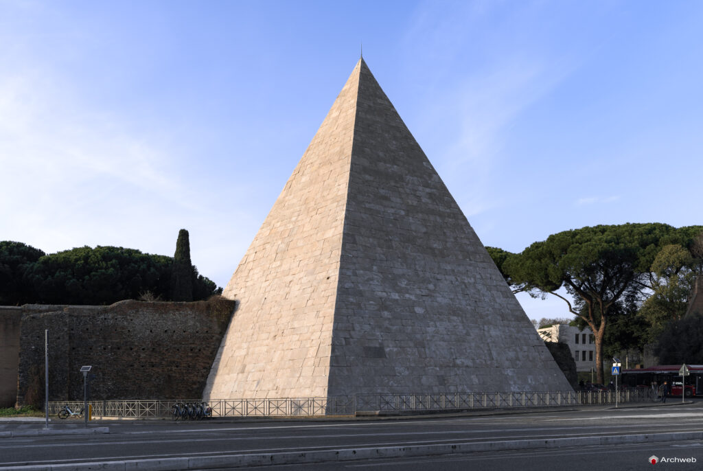Piramide Cestia a Roma. Piramide in stile egizio costruita come tomba di Caio Cestio