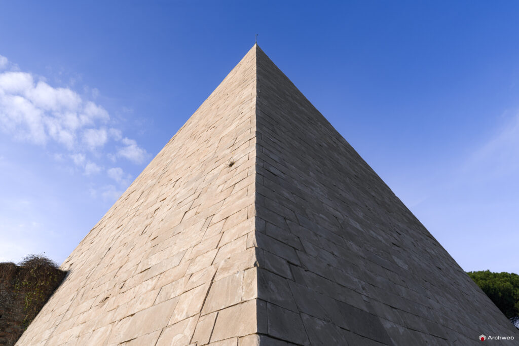 Piramide Cestia a Roma. Piramide in stile egizio costruita come tomba di Caio Cestio