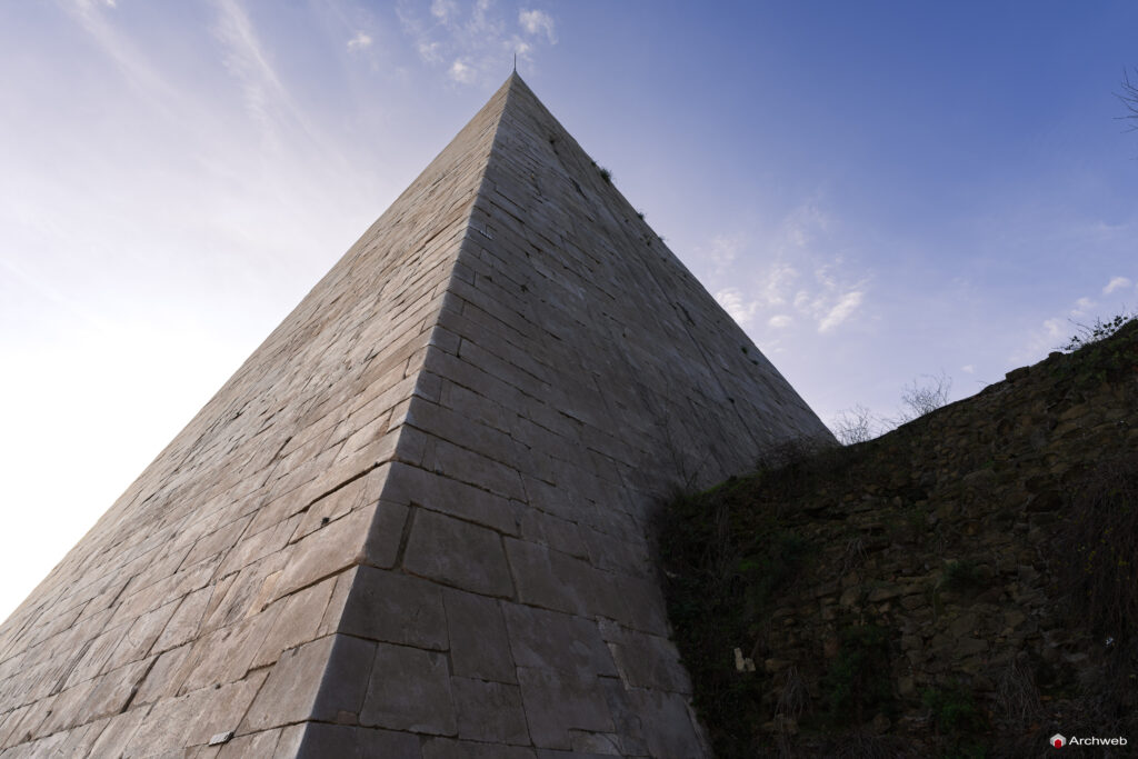 Piramide Cestia a Roma. Piramide in stile egizio costruita come tomba di Caio Cestio