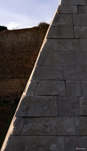 Piramide Cestia a Roma. Piramide in stile egizio costruita come tomba di Caio Cestio