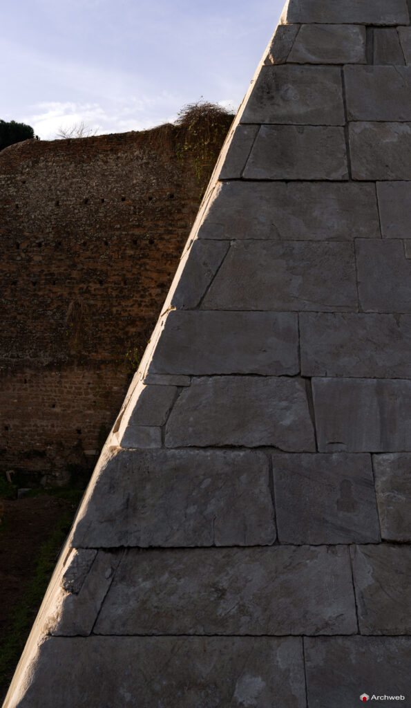 Piramide Cestia a Roma. Piramide in stile egizio costruita come tomba di Caio Cestio