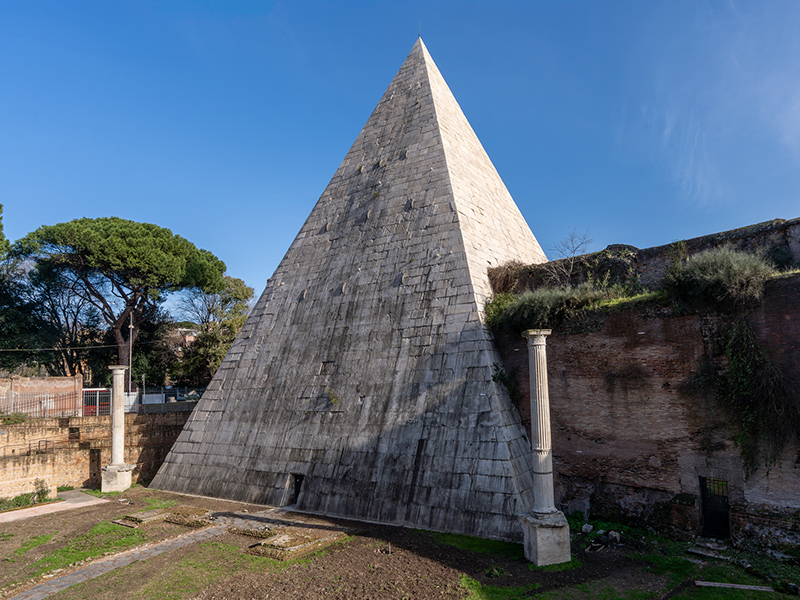 Piramide Cestia a Roma. Piramide in stile egizio costruita come tomba di Caio Cestio
