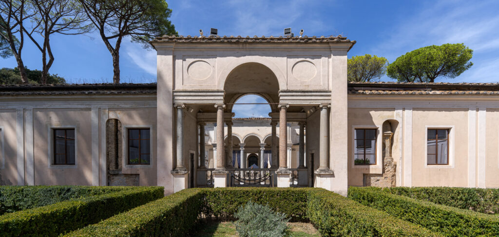 La serliana a Villa Giulia è l'elegante loggia di Bartolomeo Ammannati. Foto © M.S. Archweb.com